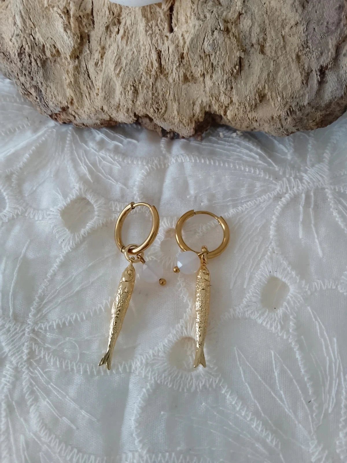 Boucles d'oreilles créoles bohèmes poissons dorés et pierres naturelles de calcédoine blanche